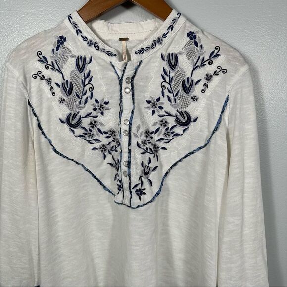 Free People Sundance Embroidered Henley Blouse Top Size Medium Bohemian Coastal - Picture 11 of 16